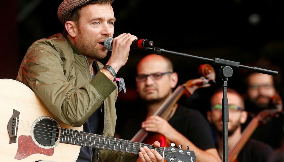 Musiker Damon Albarn har mistet en finger i et blender-uheld Musiker Damon Albarn har mistet en finger i et blender-uheld