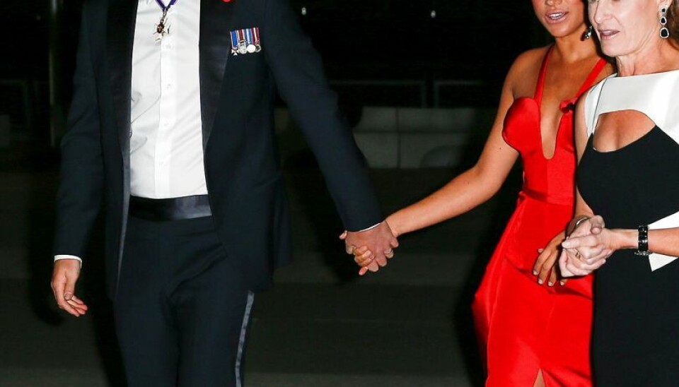 Her kan for alvor form´nemme den høje slids i Meghan kjole. Her kan for alvor form´nemme den høje slids i Meghan kjole.