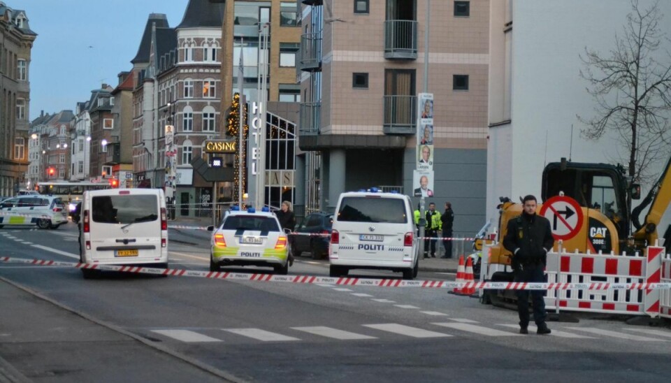 Der er fortsat afspærret i området omkring Ved Stranden. Der er fortsat afspærret i området omkring Ved Stranden.