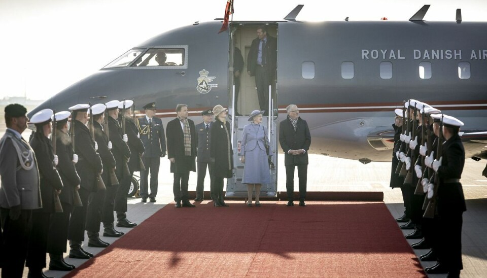 Dronning Margrethe ankommer her til Berlins Lufthavn, hvor chef for Bundespräsidialamt Stephan Steinlein og Danmarks ambassadør i Tyskland, H.E. Susanne Hyldelund, byder hende velkommen sammen med en opstillet æresgarde. Dronning Margrethe ankommer her til Berlins Lufthavn, hvor chef for Bundespräsidialamt Stephan Steinlein og Danmarks ambassadør i Tyskland, H.E. Susanne Hyldelund, byder hende velkommen sammen med en opstillet æresgarde.