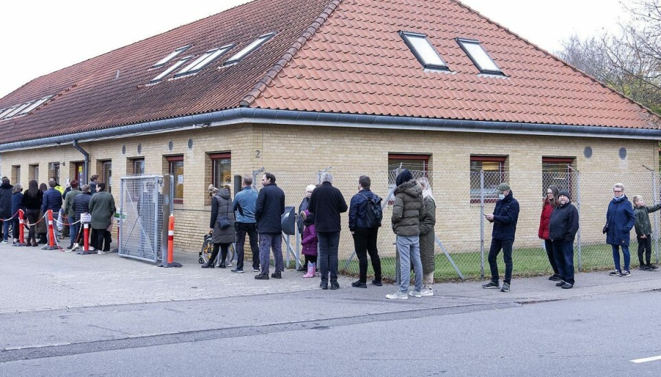 Køerne til de danske testcentre er blevet lange, efter at det kom frem, at coronapasset bliver genindført fredag. Køerne til de danske testcentre er blevet lange, efter at det kom frem, at coronapasset bliver genindført fredag.
