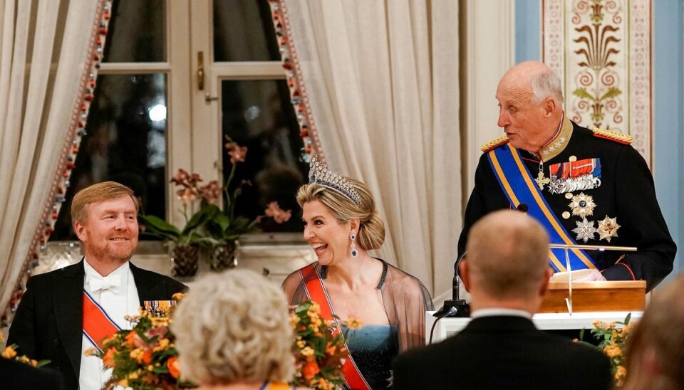Kong Harald holder tale for sine hollandske gæster ved gallamiddagen på slottet i Oslo tirsdag aften. Kong Harald holder tale for sine hollandske gæster ved gallamiddagen på slottet i Oslo tirsdag aften.