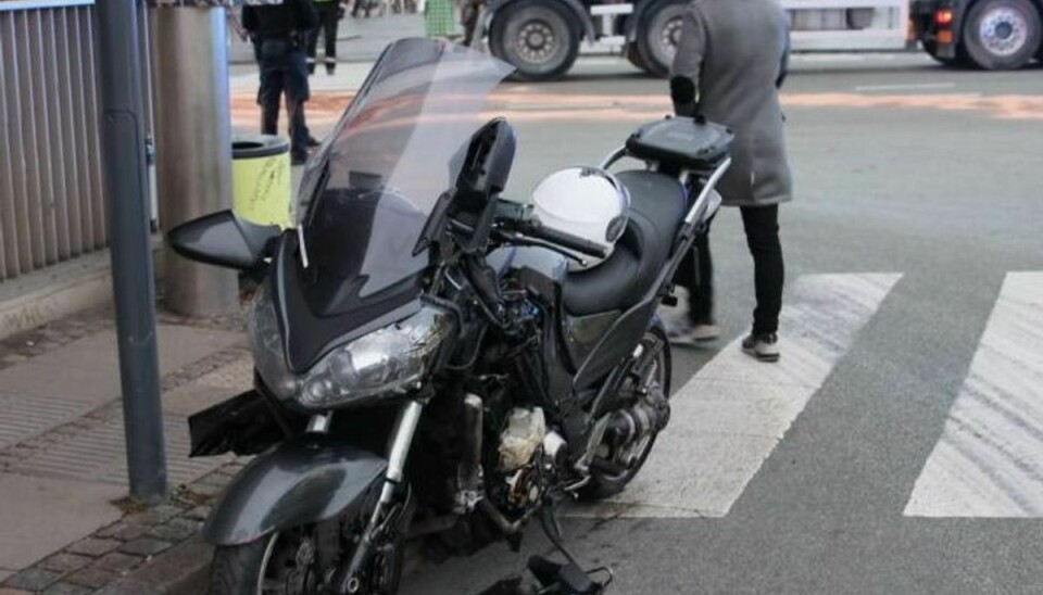 En kvindelig motorcyklist blev ramt af en bil i krydset Nørre Voldgade/Gothersgade i København.