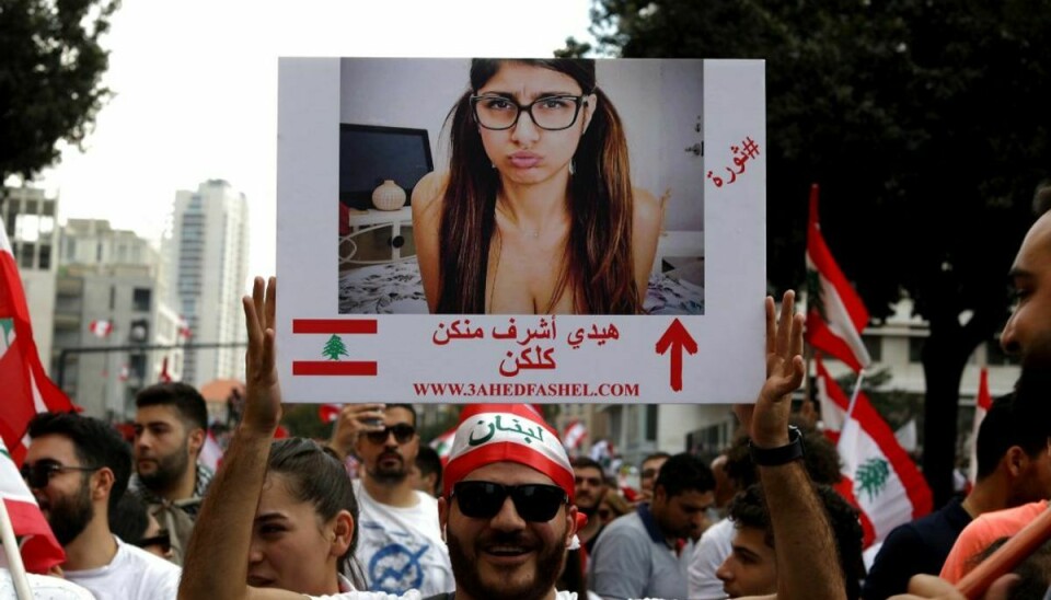 Et billede af Libanons kendte skuespillerinde ses her som en del af en demonstration i netop Libanon i efteråret 2019. Foto: Patrick BAZ/Scanpix.