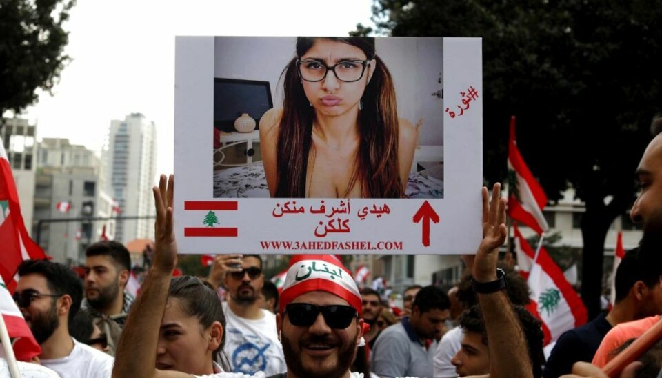 Et billede af Libanons kendte skuespillerinde ses her som en del af en demonstration i netop Libanon i efteråret 2019. Foto: Patrick BAZ/Scanpix. Et billede af Libanons kendte skuespillerinde ses her som en del af en demonstration i netop Libanon i efteråret 2019. Foto: Patrick BAZ/Scanpix.