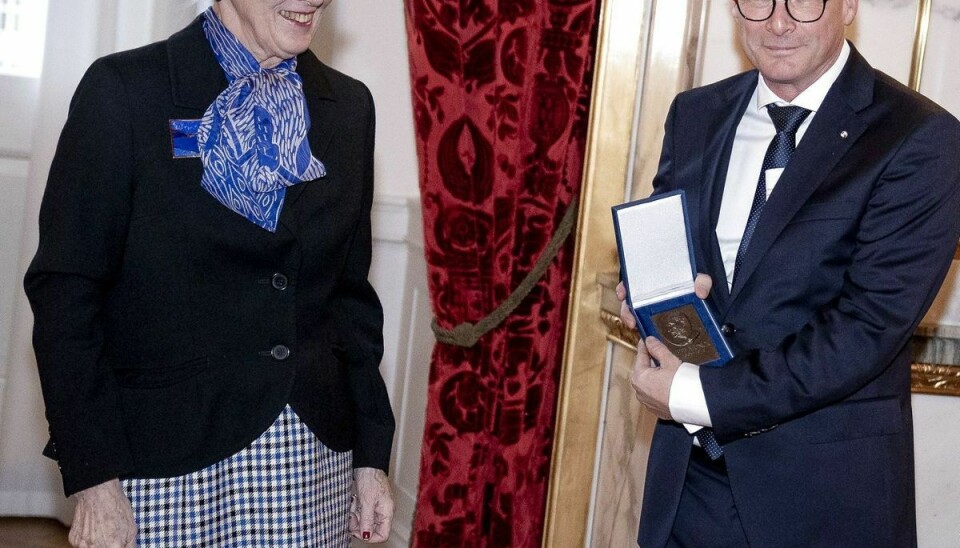 Dronning Margrethe overrækker Ebbe Muncks hæderspris til Jeppe Tranholm-Mikkelsen.