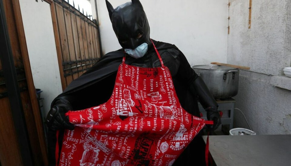 Billedserie: Batman laver mad til corona-ofre