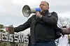 Alex Jones, som her holder tale ved Kongressen i forbindelse med stormløbet på bygningen 6. januar, er dømt for ærekrænkelse. Han havde påstået, at et skoleskyderi i 2012, hvor 20 børn og seks lærere blev dræbt, var fabrikeret af våbenmodstandere.
