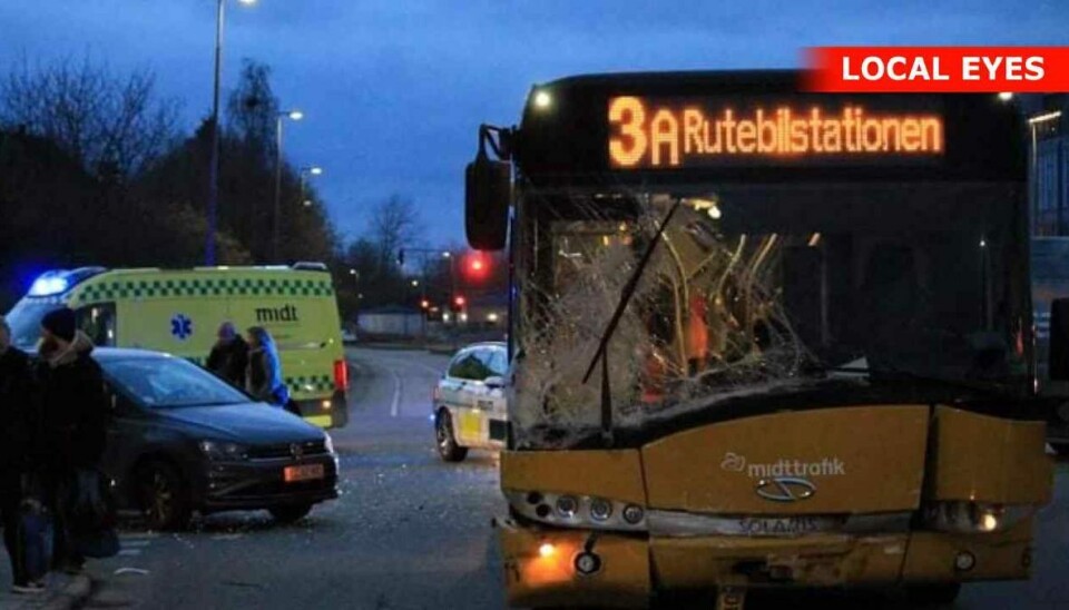 En bil blev fredag ramt af en bus.