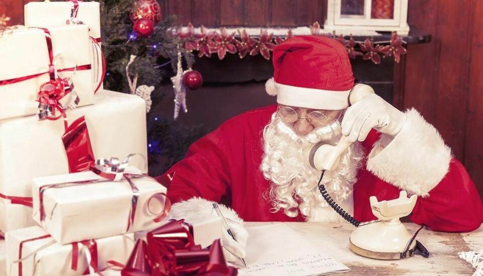Julemanden sidder klar ved telefonen til at modtage opkald fra alle børnene. Foto: Iris/Scanpix