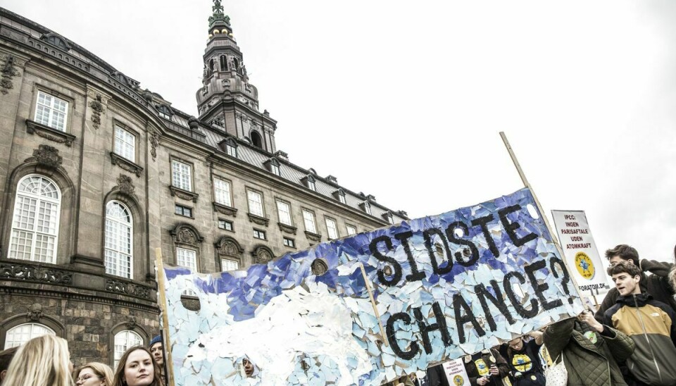 Klimamarchen i København, hvor op til 10.000 personer deltog, sluttede på Christiansborg Slotsplads.