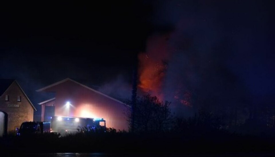 Der er høje flammer på Toftlundvej, hvor en lade er i flammer Der er høje flammer på Toftlundvej, hvor en lade er i flammer