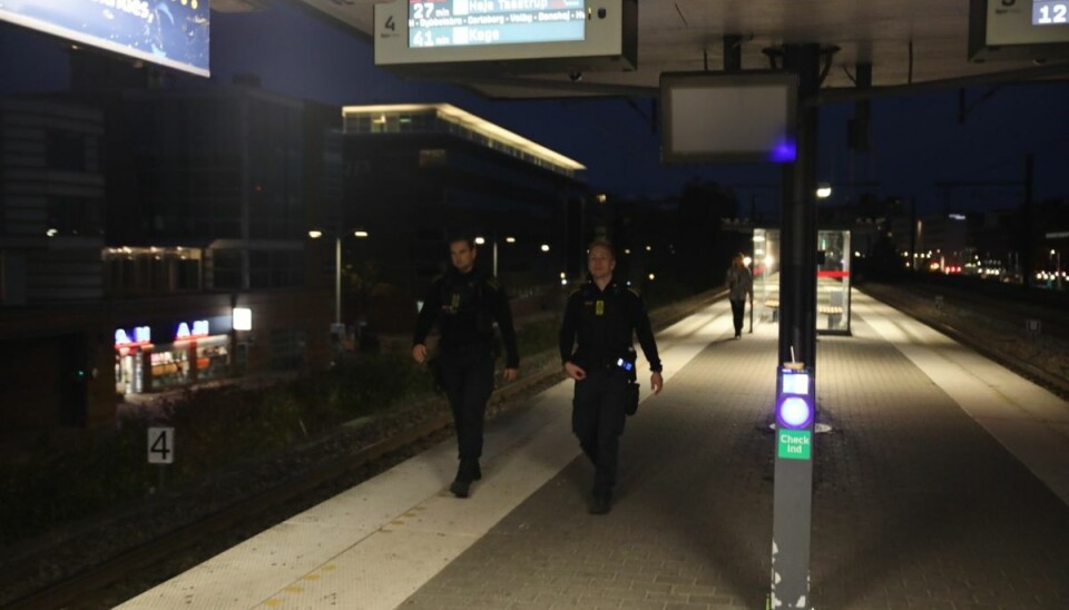 Politiet er lørdag morgen til stede på stationen med brand og redning