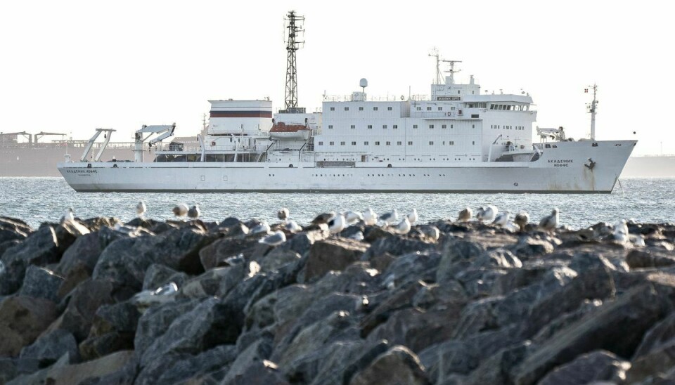 Det russiske forskningsskib 'Akademik Ioffe' har siden mandag ligget tilbageholdt på reden ved Skagen. Fogedretten har bestemt, at det skal tilbageholdes, indtil ejerne har stillet sikkerhed for et krav på knap 40 millioner kroner fra en canadisk rejsearrangør.