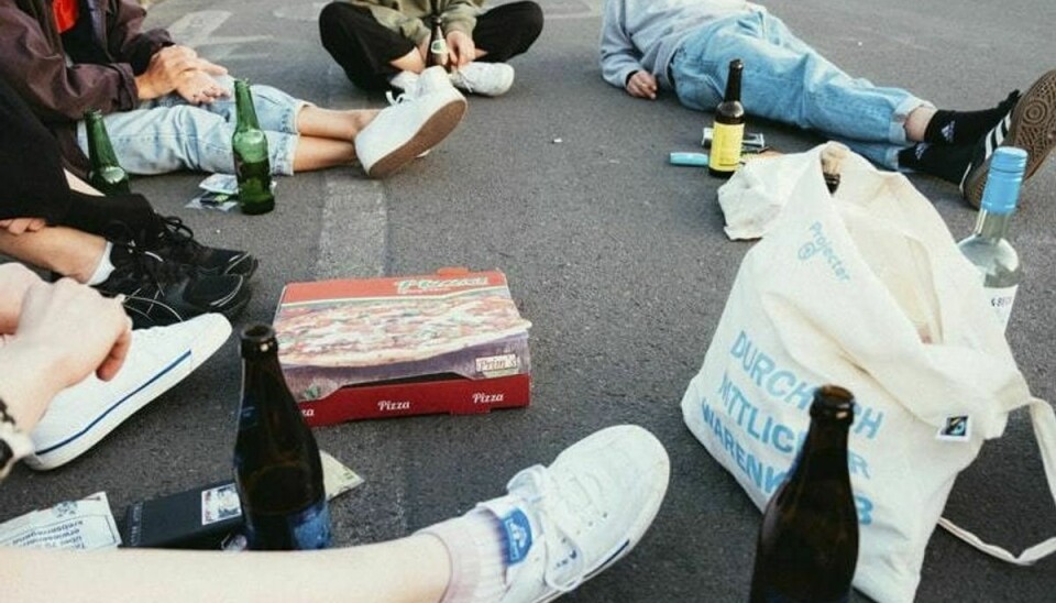 Unge under 18 bør slet ikke drikke alkohol af hensyn til deres helbred.. Foto: Unsplash.com