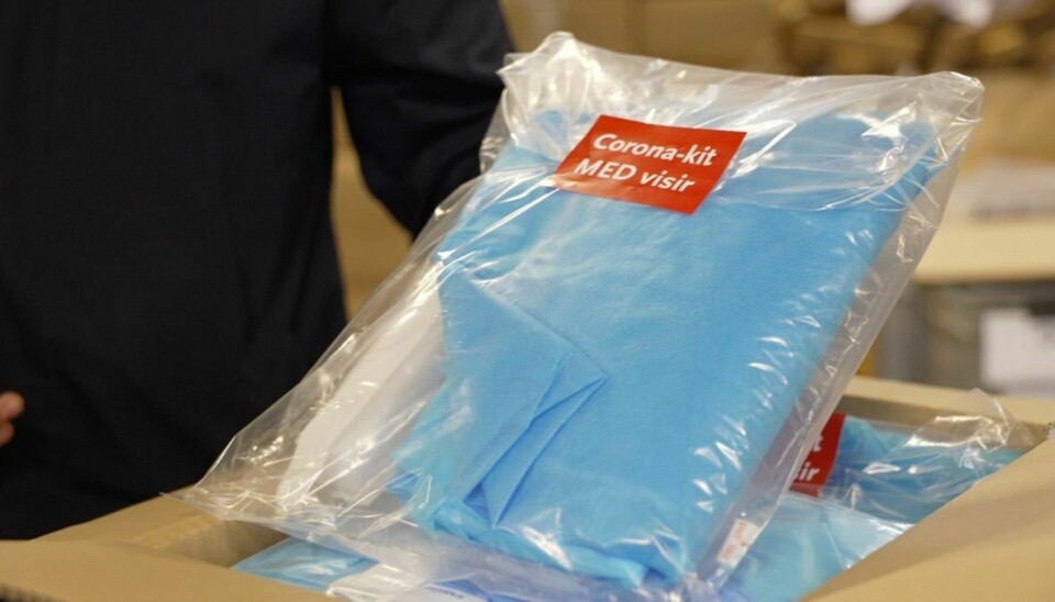 Et corona-kit består af en blå plastikdragt, plastikhandsker, visir og håndsprit.