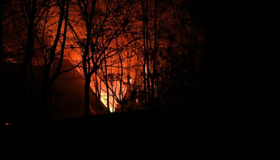 Flammerne var høje, da brandvæsnet torsdag aften satte ind mod flammerne Flammerne var høje, da brandvæsnet torsdag aften satte ind mod flammerne