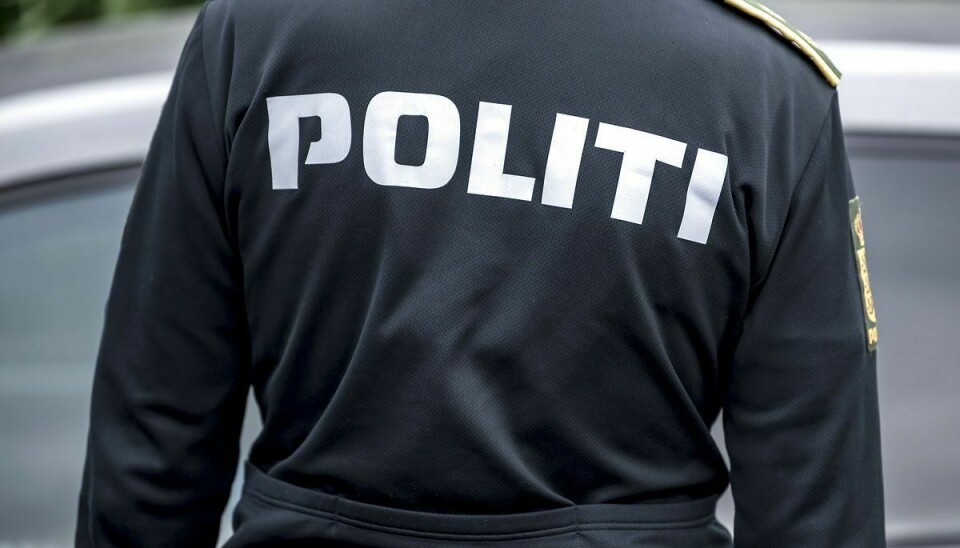 En politimand fra Københavns Vestegns Politi blev natten til fredag truet af to pistolbevæbnede mænd.