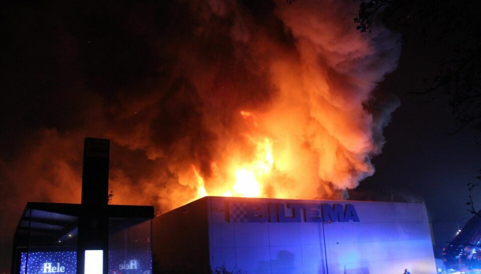Der står meterhøje flammer fra bygningen. Der står meterhøje flammer fra bygningen.