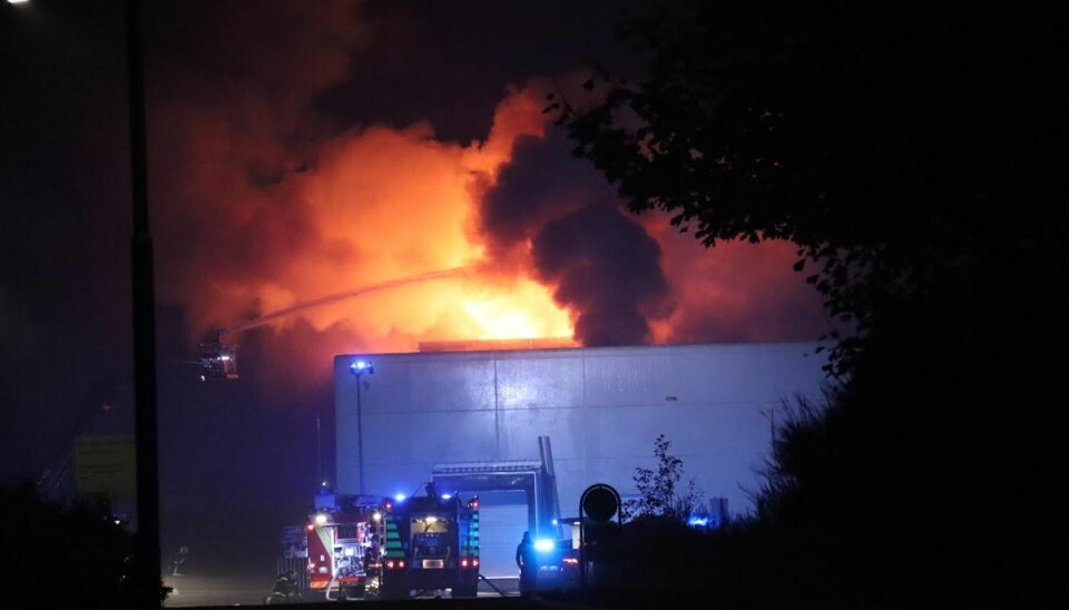 Meterhøje flammer: Vej helt spærret