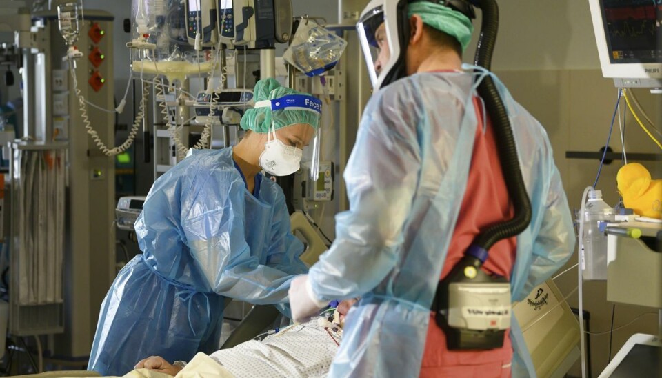 En intensivafdeling på Dresdens kommunehospital behandler en svært syg coronapatient. Den tyske regering slår alarm over den fjerde bølge med covid-19, som har ramt landet. En intensivafdeling på Dresdens kommunehospital behandler en svært syg coronapatient. Den tyske regering slår alarm over den fjerde bølge med covid-19, som har ramt landet.