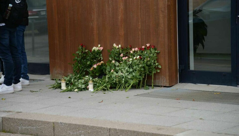 Der ligger blomster ved indgangen til Aarhus Handelsgymnasium, hvor den dræbte 18-årige mand var elev