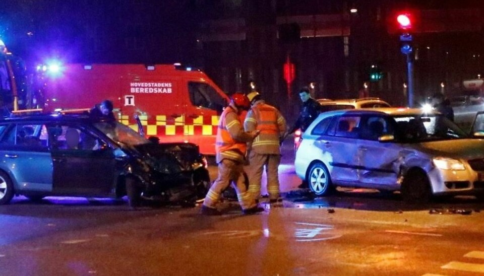 To biler stødte sent søndag aften sammen i krydset mellem Hulgårdsvej og Borups Allé i København.