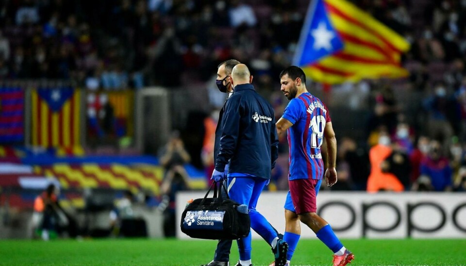 Sergio Agüero blev udskiftet i lørdagens kamp mod Alaves, efter at han meldte om brystsmerter. FC Barcelona oplyser, at angriberen er bragt på hospitalet for at gennemgå en hjerteundersøgelse.