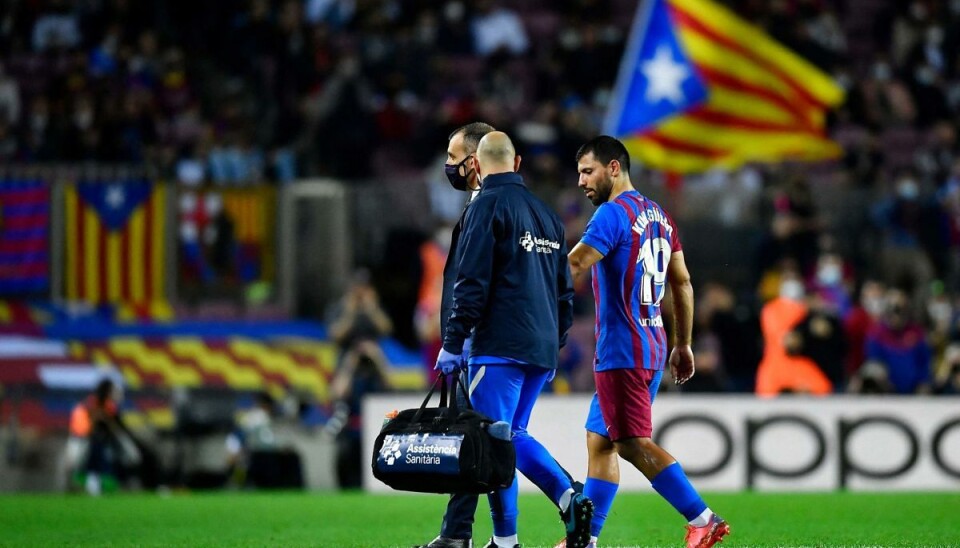 Sergio Agüero blev udskiftet i lørdagens kamp mod Alaves, efter at han meldte om brystsmerter. FC Barcelona oplyser, at angriberen er bragt på hospitalet for at gennemgå en hjerteundersøgelse. Sergio Agüero blev udskiftet i lørdagens kamp mod Alaves, efter at han meldte om brystsmerter. FC Barcelona oplyser, at angriberen er bragt på hospitalet for at gennemgå en hjerteundersøgelse.