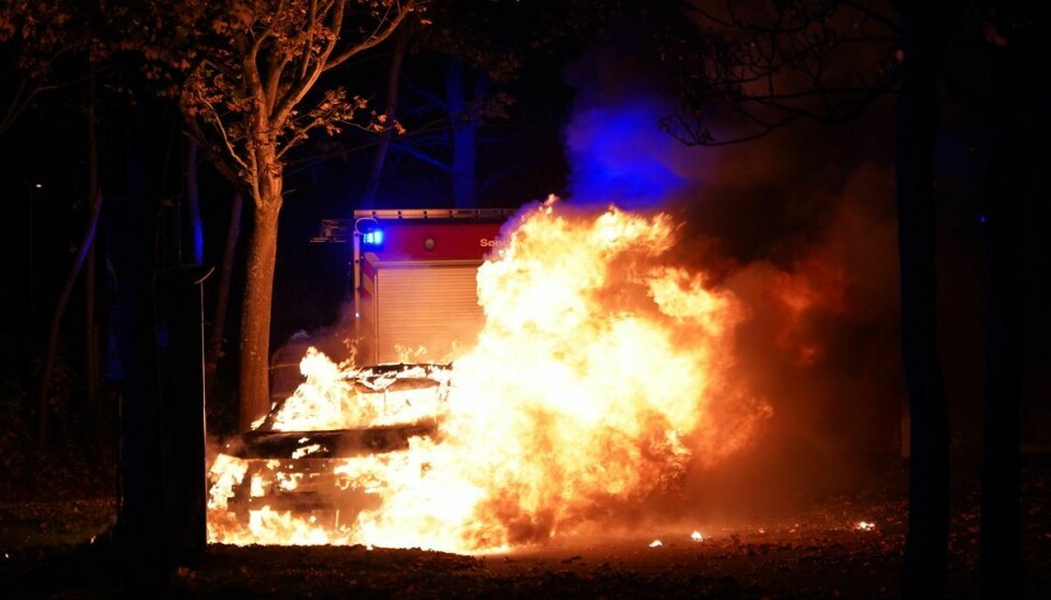 Da brandfolkene kom frem var bilen allerede omspændt af flammer.