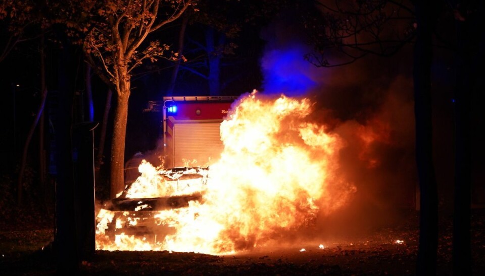 Da brandfolkene kom frem var bilen allerede omspændt af flammer. Da brandfolkene kom frem var bilen allerede omspændt af flammer.