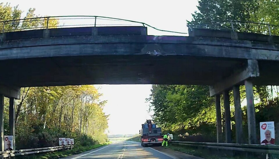 Lastbilen ramte broen - og kranen blev liggende.