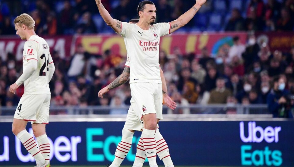 AC Milan-angriberen Zlatan Ibrahimovic fik under en time på banen ude mod AS Roma, men det var nok tid for svenskeren til at afgøre kampen. Simon Kjær (til venstre) spillede hele kampen for milaneserne.