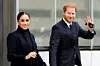 Prins Harry, der her ses med sin hustru, Meghan Markle, bor i USA.