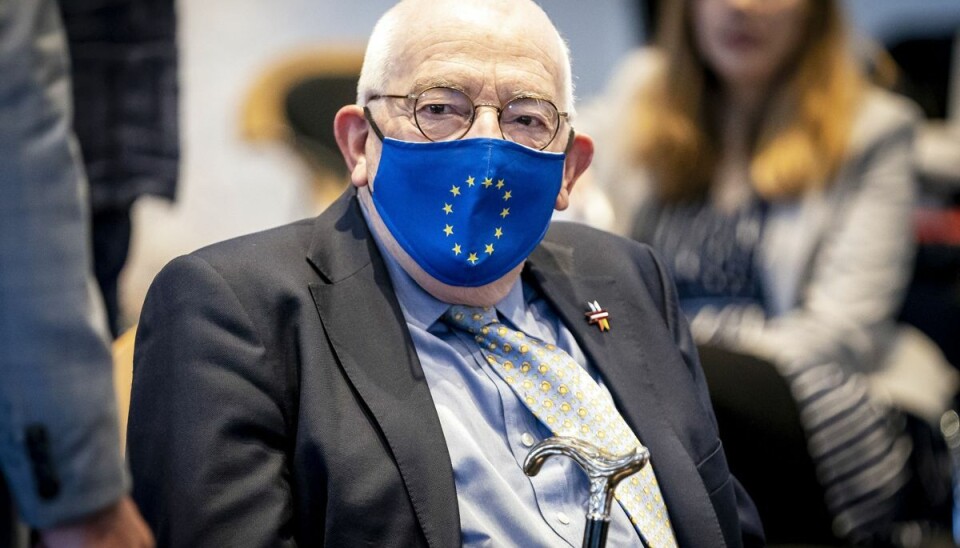 Uffe Ellemann-Jensen har aldrig skjult sin begejstring for det europæiske samarbejde. Her ses den tidligere udenrigsminister i juni i år ved markeringen af 100-året for de diplomatiske relationer mellem Danmark og Estland, Letland og Litauen. (Arkivfoto) Uffe Ellemann-Jensen har aldrig skjult sin begejstring for det europæiske samarbejde. Her ses den tidligere udenrigsminister i juni i år ved markeringen af 100-året for de diplomatiske relationer mellem Danmark og Estland, Letland og Litauen. (Arkivfoto)
