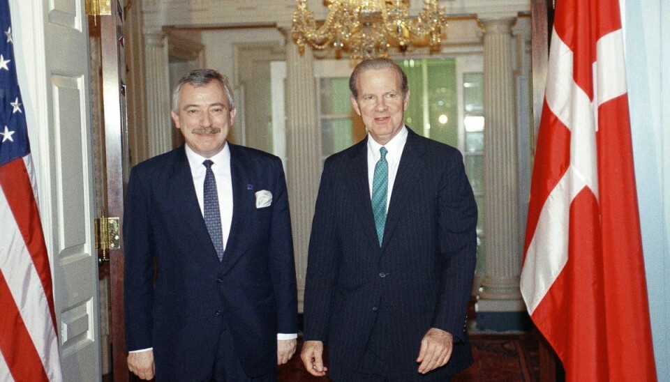Uffe Ellemann-Jensen var udenrigsminister fra 1982 til 1993, og undervejs fik han et solidt netværk blandt sine kolleger fra udlandet. Her ses Ellemann-Jensen i 1991 under et besøg i Washington hos USA's daværende udenrigsminister, James Baker. (Arkivfoto) Uffe Ellemann-Jensen var udenrigsminister fra 1982 til 1993, og undervejs fik han et solidt netværk blandt sine kolleger fra udlandet. Her ses Ellemann-Jensen i 1991 under et besøg i Washington hos USA's daværende udenrigsminister, James Baker. (Arkivfoto)