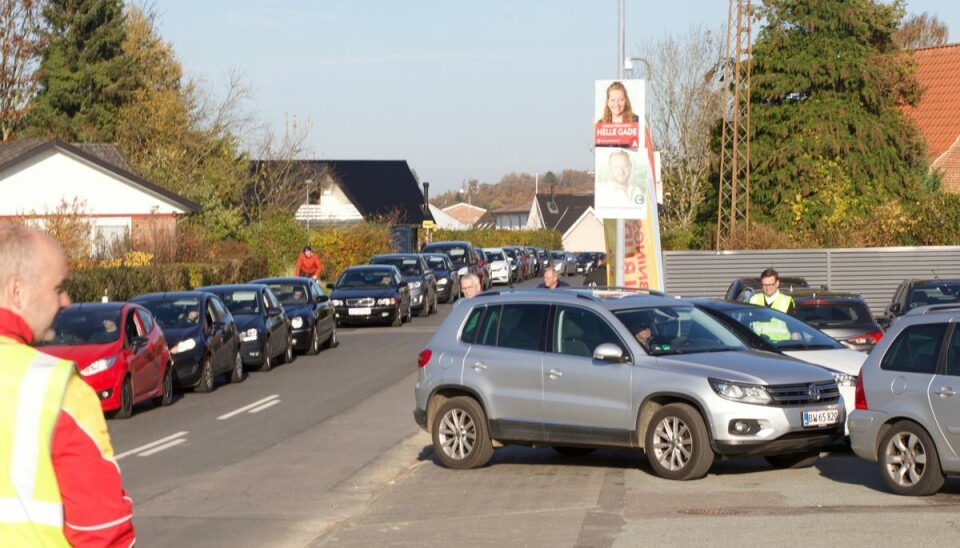 Tilbuddet trækker lange køer. Tilbuddet trækker lange køer.