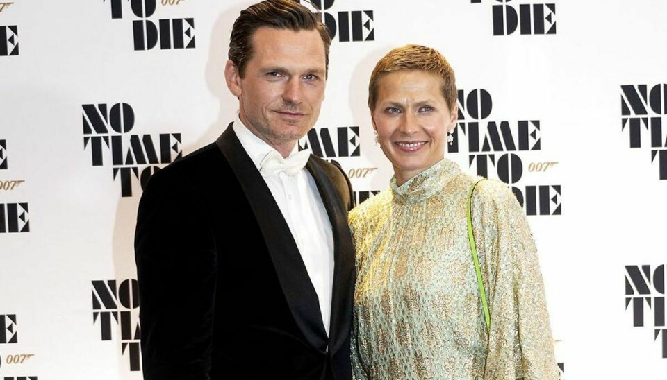 Andrea Elisabeth Rudolph ses her sammen med manden, Claus Møller Jacobsen, på den røde løber ved premieren på den nye James Bond-film 'No Time to Die' den 29. september.