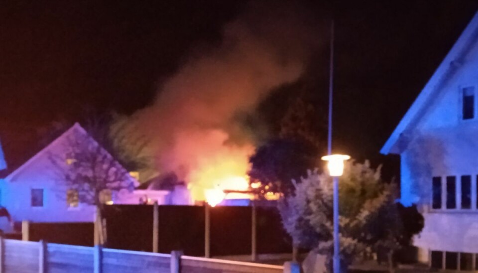 Den kraftige brand brød ud i en garage og bredte sig. Den kraftige brand brød ud i en garage og bredte sig.