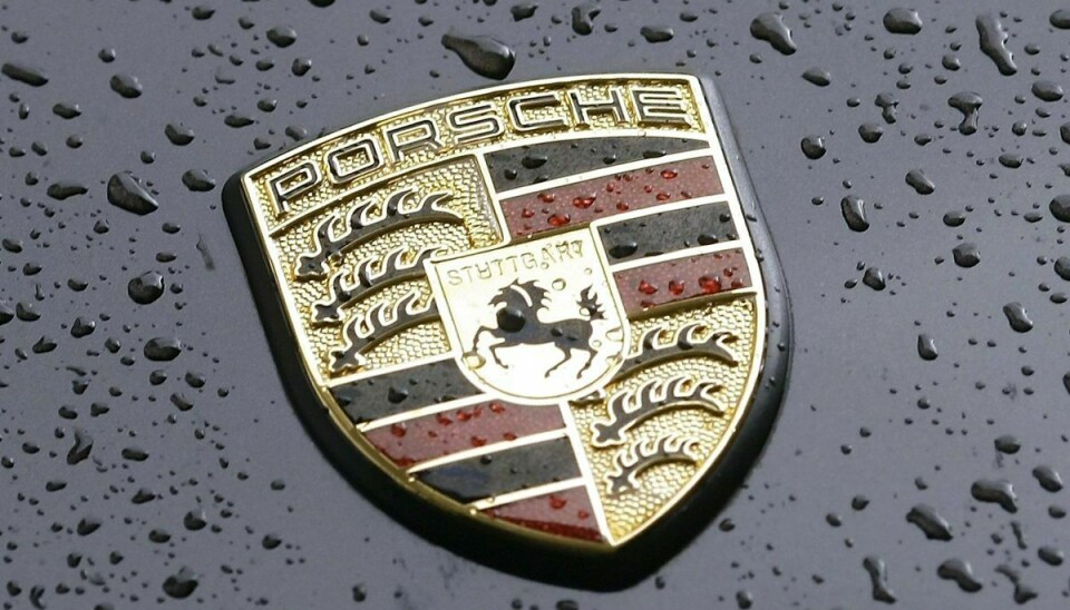 En Porsche sad fast på en skibakke. Nu skal ejeren betale.
