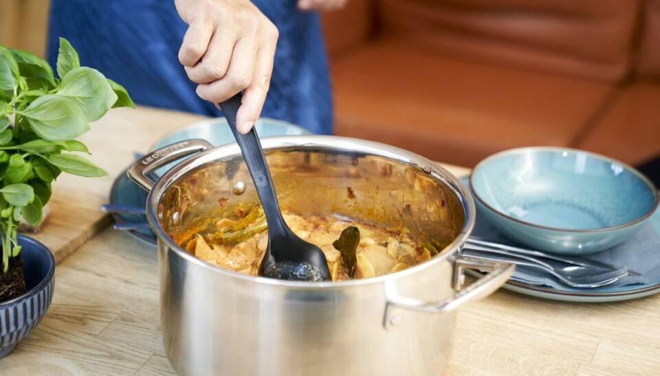 Du kan få masser af mæthed for pengene i det vegetariske køkken med eksempelvis grove grøntsager, bælgfrugter og pasta. Så prioritér gerne det ene lækre stykke ost og den gode olie, som du kan bruge igen og igen til at højne oplevelsen, råder kogebogsforfatter Camilla Skov. (Arkivfoto) Du kan få masser af mæthed for pengene i det vegetariske køkken med eksempelvis grove grøntsager, bælgfrugter og pasta. Så prioritér gerne det ene lækre stykke ost og den gode olie, som du kan bruge igen og igen til at højne oplevelsen, råder kogebogsforfatter Camilla Skov. (Arkivfoto)
