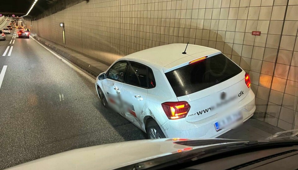 En bil er fredag morgen kørt galt i Limfjordstunnellen.