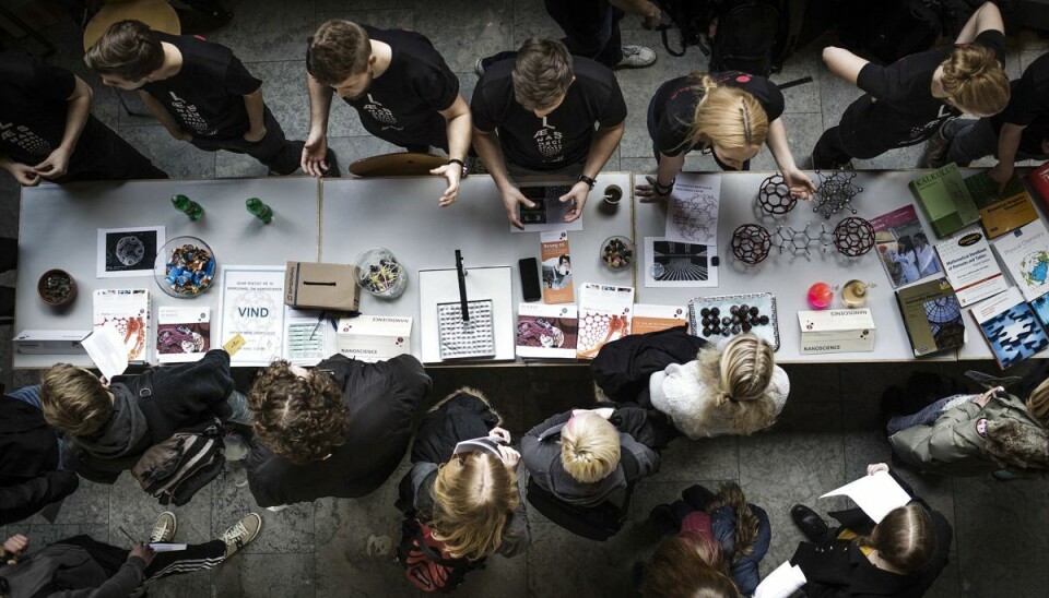 Ingeniørerne og magistrene går ind i debatten om at sænke dagpengene for nyuddannede. De er nu parate til at acceptere en sats på 9500 kroner, hvis den nuværende dimittendsats på 13.815 kroner bliver fastholdt i de første tre til seks måneder, skriver Jyllands-Posten. (Arkivfoto). Ingeniørerne og magistrene går ind i debatten om at sænke dagpengene for nyuddannede. De er nu parate til at acceptere en sats på 9500 kroner, hvis den nuværende dimittendsats på 13.815 kroner bliver fastholdt i de første tre til seks måneder, skriver Jyllands-Posten. (Arkivfoto).