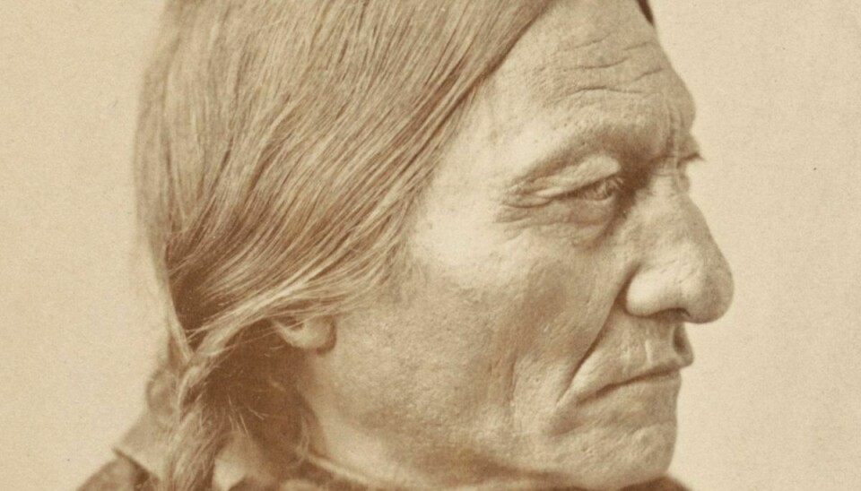 Indianerhøvdingen Sitting Bull blev dræbt i 1890 og er i dag begravet i beton på Smithsonian Museum. Hans oldebørn vil gøre krav på de jordiske rester, efter at danske forskere har bevist, at de er i slægtskab med ham.