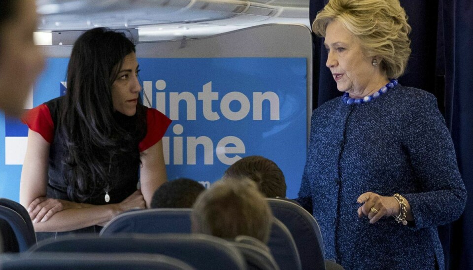 Huma Abedin (tv) ses i samtaler med USA's tidligere førstedame Hillary Clinton. Billedet er fra 2016, da Clinton stillede op til præsidentvalget i USA.