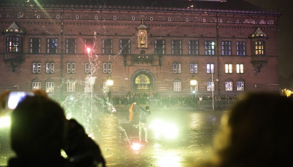 Det fremgår ikke, hvilken type ulovligt fyrværkeri der var tale om, men politiet så sig nødsag til at spærre bygningen Det fremgår ikke, hvilken type ulovligt fyrværkeri der var tale om, men politiet så sig nødsag til at spærre bygningen