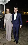Kronprinsesse Mary og Kronprins Frederik ankommer til Fredensborg.