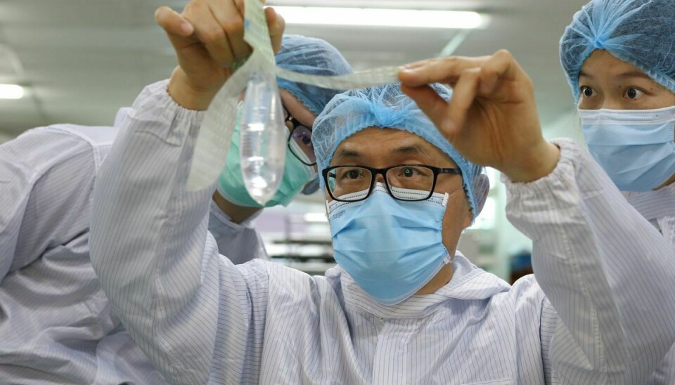 Gynækolog og stifter af Wondaleaf Unisex Condom, John Tang Ing Chinh, inspicerer et af sine særligt udviklede kondomer på en fabrik i Malaysia.