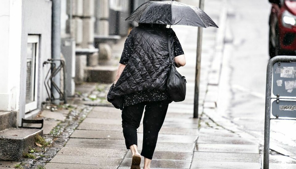Det er en god idé at udstyre sig med regntøj og paraply tirsdag morgen i en del af landet
