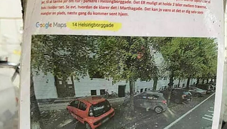 En brugsanvisning til hvordan man parkere på Helsingborggade på Østerbro hænger flere steder.